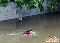 梦见掉到水里好不好，做梦梦到掉到水里又爬上来