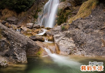 梦见死人对我笑有什么预兆，做梦梦到已故的亲人冲你笑