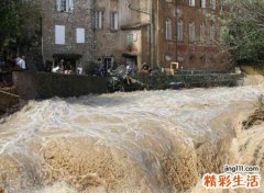 梦见屋顶漏水好吗，做梦梦到屋顶漏水在屋内打伞