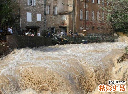 梦见屋顶漏水好吗，做梦梦到屋顶漏水在屋内打伞