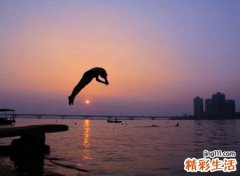 梦见跳水自杀啥预兆，做梦梦到我朋友跳水自杀