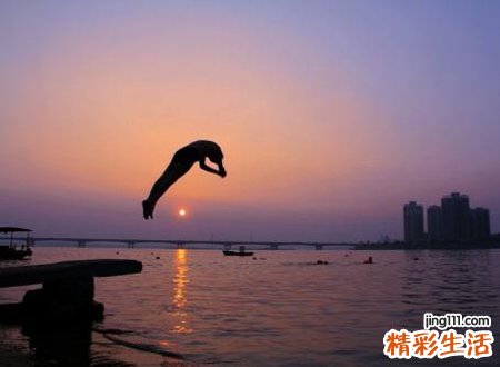 梦见跳水自杀啥预兆，做梦梦到我朋友跳水自杀