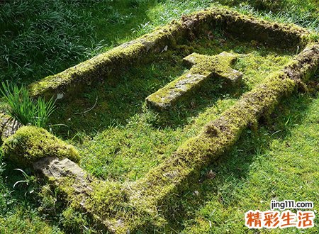 梦见坟墓代表什么，做梦梦到有人从坟墓里出来