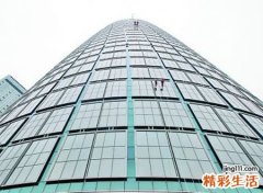 梦见摔倒啥意思，做梦梦到从高楼上摔下来但没事