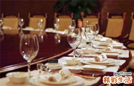 梦见喝酒啥意思，做梦梦到在酒桌上被逼喝酒