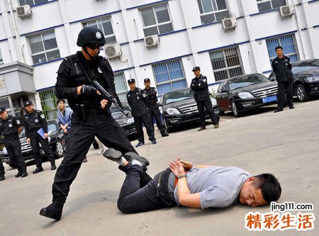 梦见警察预示什么，做梦梦到警察帮助自己