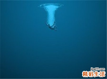 梦见落水好不好，做梦梦到自己不小心落水