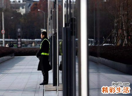 梦见保安什么意思，梦到保安收保护费让我多给一点