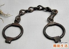 梦见脚镣啥意思，梦到戴手铐脚镣站在绞刑架旁