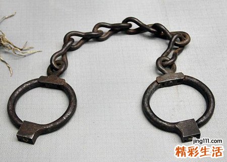 梦见脚镣啥意思，梦到戴手铐脚镣站在绞刑架旁