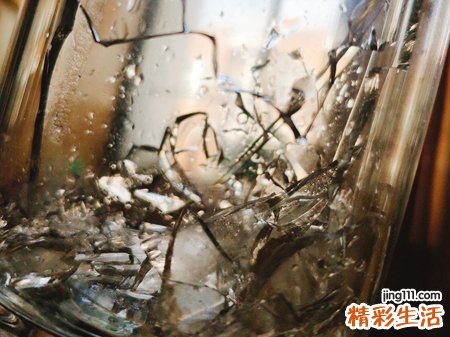 梦见玻璃杯碎了预示什么，做梦梦到别人打碎玻璃杯