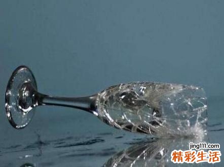 梦见玻璃杯碎了啥意思，已婚女人梦见玻璃杯碎了