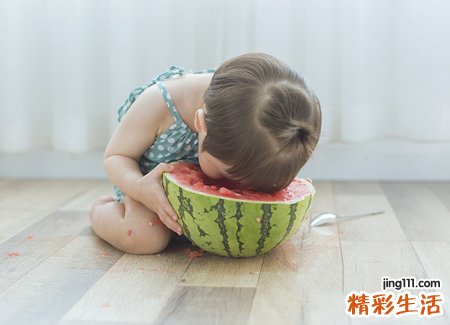 梦见吃西瓜预示什么，做梦梦到女孩儿吃西瓜