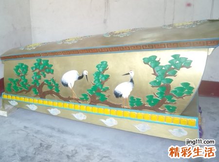 梦见别人抬棺材好不好，做梦梦到别人抬棺材在路上