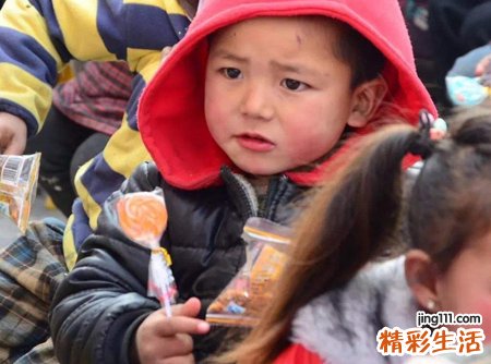 梦见糖果代表什么，梦到在邻居家吃糖果饼干