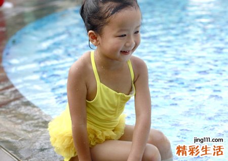 梦见掉水里啥意思，梦到自己掉水里衣服湿透了