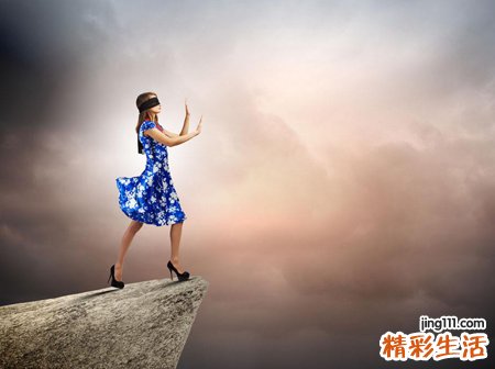 梦见在悬崖边啥预兆，梦到自己在悬崖边上玩耍