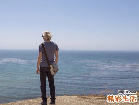 梦见在悬崖边啥预兆，梦到自己在悬崖边上玩耍