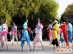 梦见踩高跷啥意思，做梦梦到在公园里踩高跷