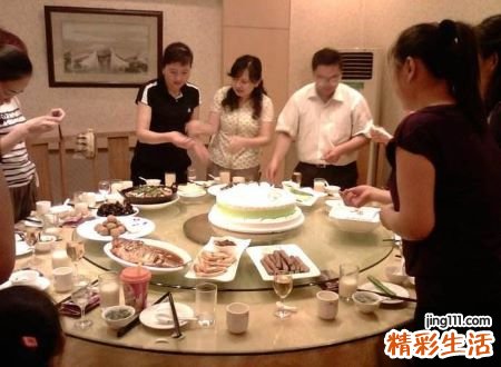 梦见请人吃饭好不好，已婚女人梦见请人吃饭