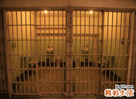 梦见坐牢好不好，男人梦见在监狱里遇到熟人