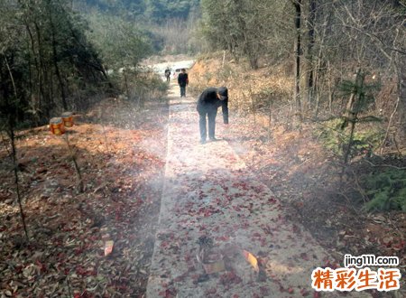 梦见坟有什么预兆，女人梦见土坟堆