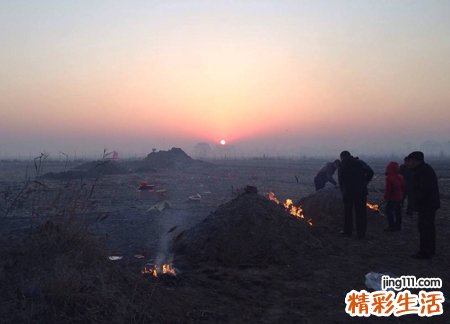 梦见上坟烧纸预示什么，做梦梦到看见别人烧纸上坟