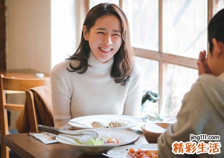 梦见请人吃饭好吗，做梦梦到请一大群人吃饭