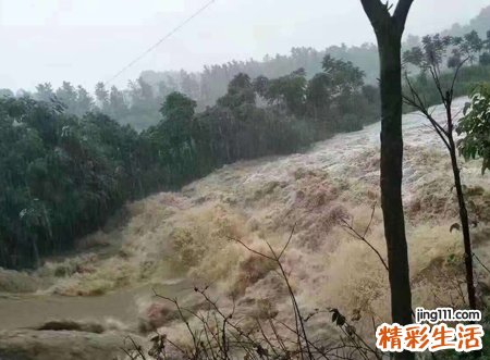 梦见发大水有什么寓意，梦到发洪水自己安全