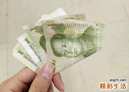 梦见捡到假钱有什么预兆，做梦梦到捡钱是假钱又扔掉