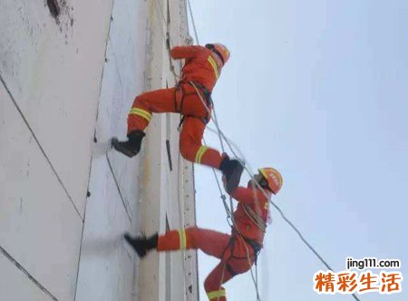 梦见自己背着老婆上楼，梦到自己先上楼后下楼