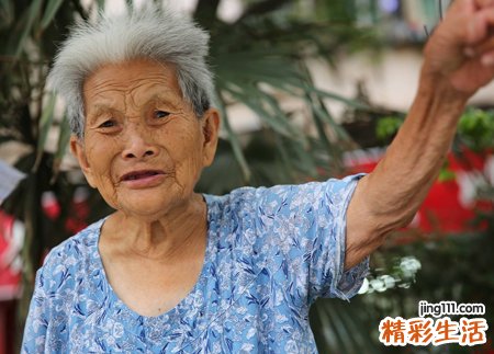 梦见死去的奶奶干农活，做梦梦到和死去的奶奶说话