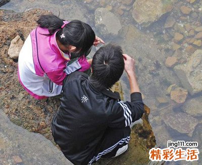 梦见抓螃蟹好不好，做梦梦到和情人一起抓螃蟹