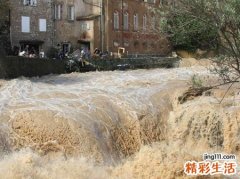 梦见发洪水好不好，做梦梦到发洪水时朋友掉进水里
