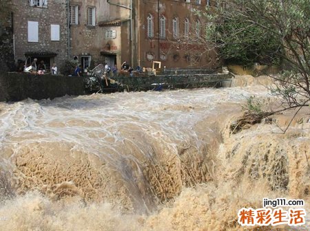 梦见发洪水好不好，做梦梦到发洪水时朋友掉进水里