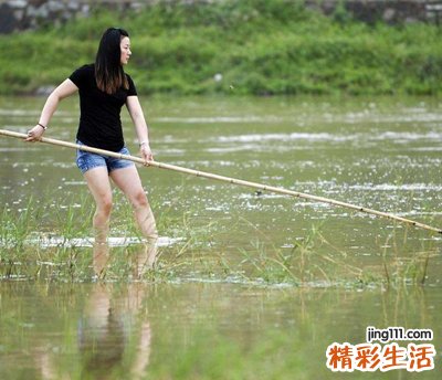 梦见在河里抓鱼预示什么，做梦梦到抓鱼后生了儿子