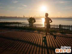 梦见追别人预示什么，做梦梦到自己跑着追别人