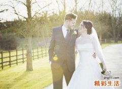 梦见自己穿婚纱预示什么，做梦梦到穿婚纱和爱人结婚