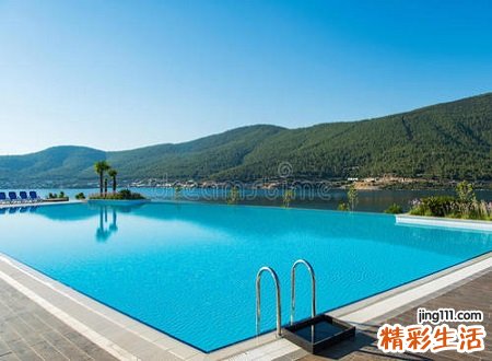 梦见嬉戏是好是坏，做梦梦到在游泳池里和女明星玩耍嬉戏