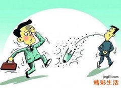 梦见吐口水说明啥，做梦梦到有人站在高处向下吐口水