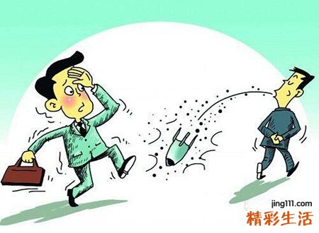 梦见吐口水说明啥，做梦梦到有人站在高处向下吐口水