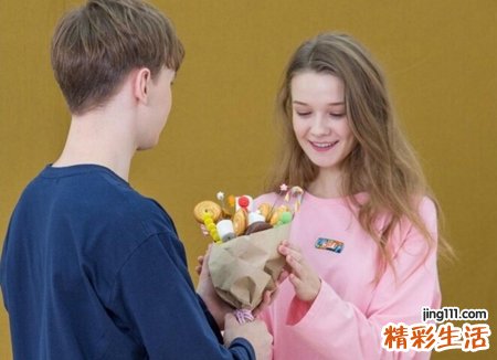 梦见亲人结婚自己去参加婚礼，梦到亲友要结婚
