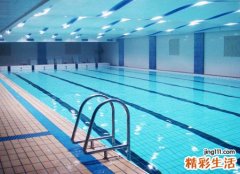梦见自己在游泳池自由游泳