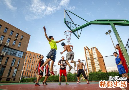 梦见在学校打篮球，做梦梦到自己打篮球跳的很高
