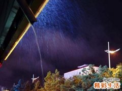 梦见下大雨路面成河淌水，女人梦见雨下得非常大