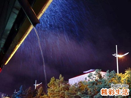 梦见下大雨路面成河淌水，女人梦见雨下得非常大