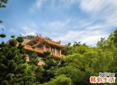 梦见很多寺庙和佛像，女人梦见自己进入寺庙