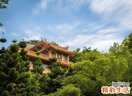 梦见很多寺庙和佛像，女人梦见自己进入寺庙