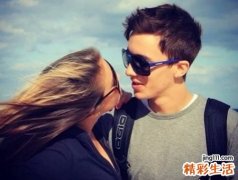 梦见谈恋爱很甜蜜但被老师发现，单身梦到自己谈恋爱了