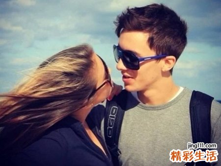 梦见谈恋爱很甜蜜但被老师发现，单身梦到自己谈恋爱了